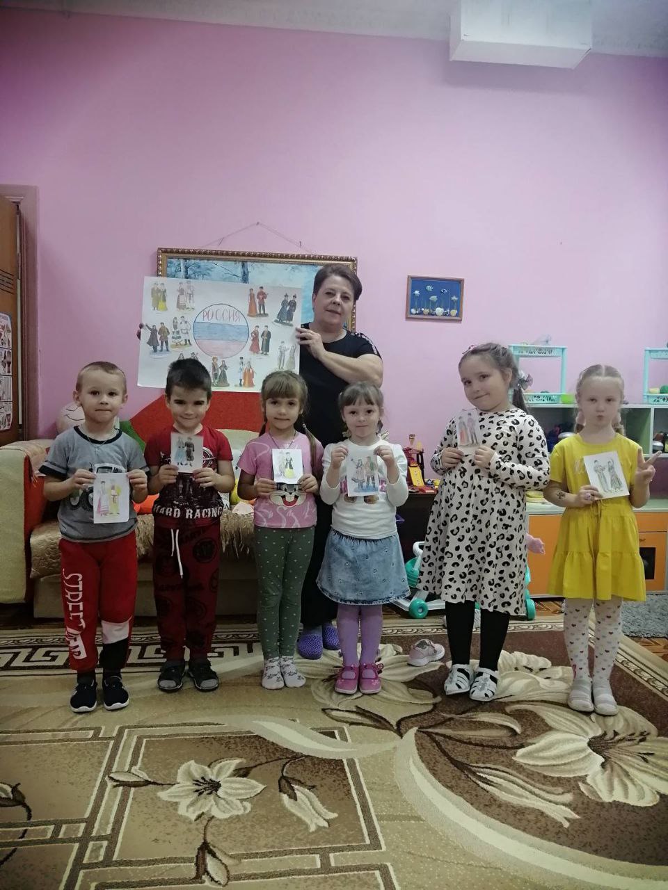 Малыши «Улыбки» знакомятся с главным государственным праздником ноября